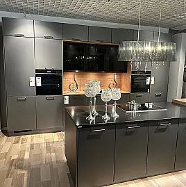 Glas-Optik in Titano Matt, abgesetzt in Eiche und eine Arbeitsplatte aus Quarzstein Epic Black