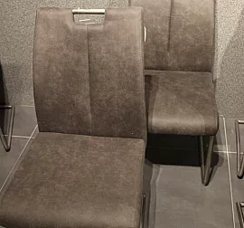 Gemütlicher Stuhl im grauen Vintage-Look