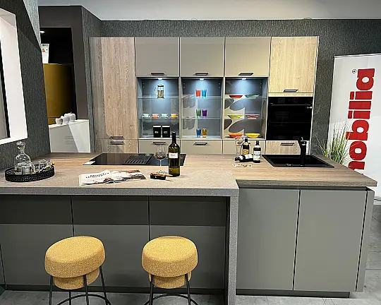 Top Inselküche mit Easytouchfront in Farbe Taupe mit 3 Meter breiter Rückwand mit offenen Regalelementen - Easytouch Taupe