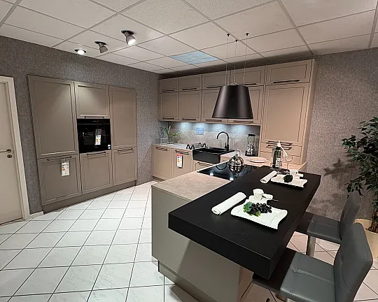 Tolle Landhausküche in U-Form mit Kochinsel und Theke - Lugano Lack Lava