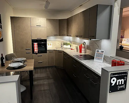 Eckzeile mit Eckspüle mit viel Stauraum und Arbeitsplatte in Steindekor - Beton Terrabraun