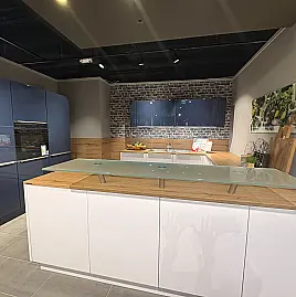 moderne Küche mit Theke