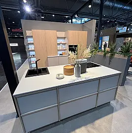 Exklusive Messeküche - Japanischer Style Sakura - Grifflos - Kücheninsel mit Kochfeld und Spüle - XL-Schränke - viel LED-Beleuchtung