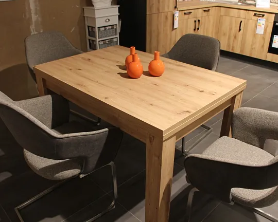 Ausziehbarer Esstisch in Asteiche mit modernen freischwingenden Stühlen - Tischgruppe