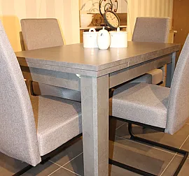Ausziehbarer Esstisch mit freischwingenden Stühlen in modernen Grautönen