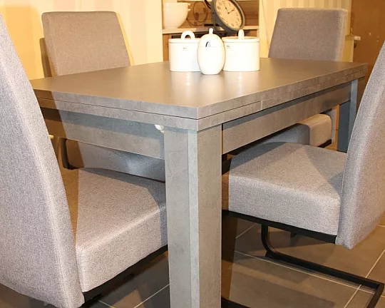 Ausziehbarer Esstisch mit freischwingenden Stühlen in modernen Grautönen - Tischgruppe