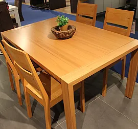 Hochwertiger Esstisch aus massivem Holz mit passenden Stühlen