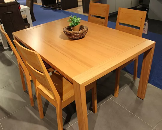 Hochwertiger Esstisch aus massivem Holz mit passenden Stühlen - Tischgruppe