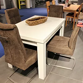 Ausziehbarer Esstisch in weiß mit hochwertigen freischwingenden Stühlen