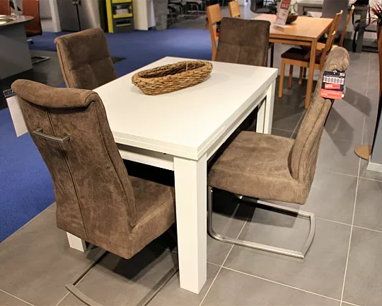 Ausziehbarer Esstisch in weiß mit hochwertigen freischwingenden Stühlen - Tischgruppe