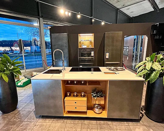 Edel schimmernde Steel-Lack-Küche - L 20 Effektlack Steel