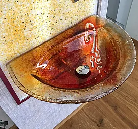 Bunter Glaswaschtisch mit beleuchteter Rückwand