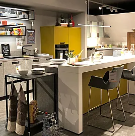 Moderne Inselküche mit gelben Farbakzenten