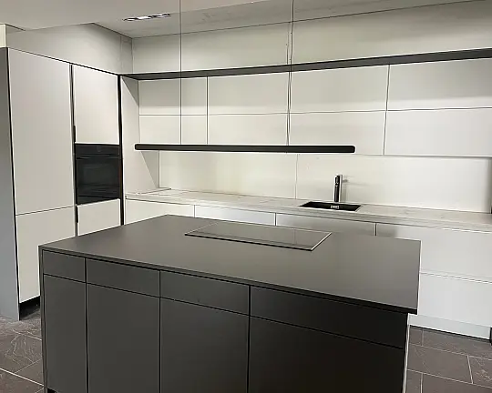 SieMatic Musterküche SLC grifflos - SieMatic SLC lotusweiss samtmatt mit anhtrazit kombiniert