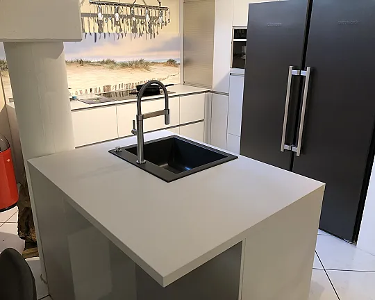 moderne Küche mit Griffkehlen in Polarweiß - AV2065