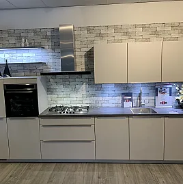 Moderne mat lichtgrijze rechte keuken met 5 inbouwapparaten