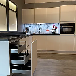 Moderne mat witte hoek keuken met composiet stenen werkblad en Quooker Combi+ en Cube!