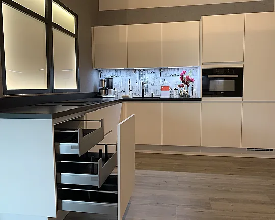 Moderne mat witte hoek keuken met composiet stenen werkblad en Quooker Combi+ en Cube! - TOUCH 332 Alpin wit supermat