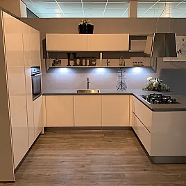 Moderne hoogglans witte greeploze U keuken met schiereiland