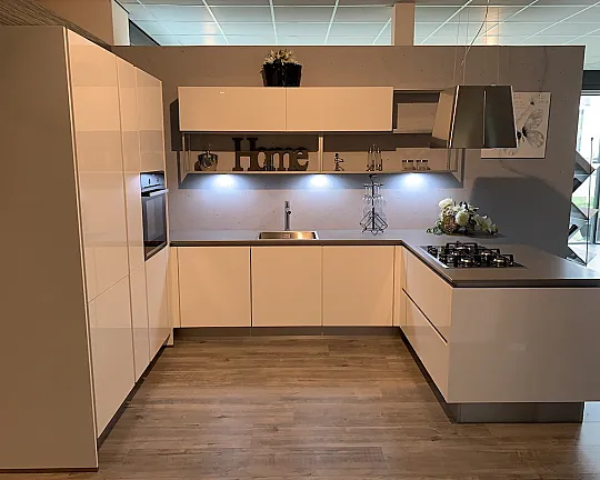 Moderne hoogglans witte greeploze U keuken met schiereiland - FLASH 450 Wit hoogglans