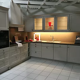 Gemütliche L-Küche mit Quarzsteinplattenanlage