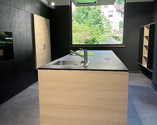 Moderne Küche mit Insel, Vitrinenschrank und Arbeitsnische. - X-Line Küche mit Fronten in Cliff Beton art Infinity und Lech Bergeichefarben