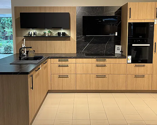 Häcker Systemat AV 2040 in Feineiche Natur mit Miele Geräten - AV2040 in Feineiche Natur
