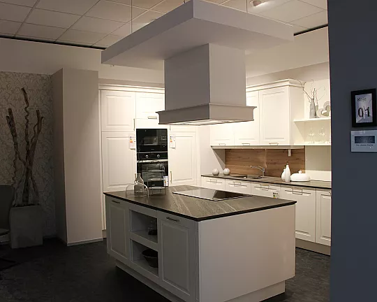 Große helle Landhausküche mit Kochinsel und hochwertiger Arbeitsplatte aus Naturstein - XENO X1 7706 - SYLT