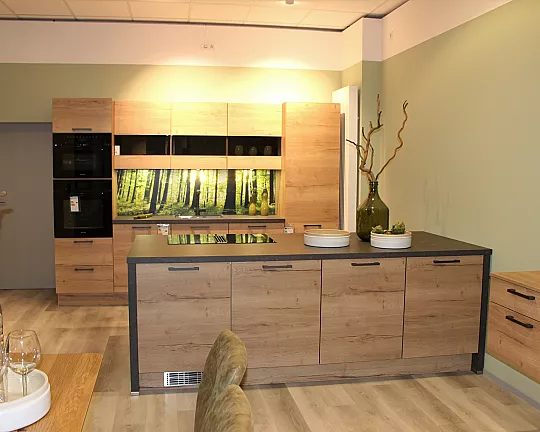 Große Küche mit Modullösung inklusive breiter Kücheninsel in Holzoptik - STRUCTURA