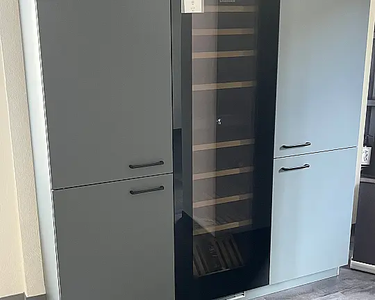Moderne Hochschrank-Kombination in Titangrau supermatt - Resopal pro
