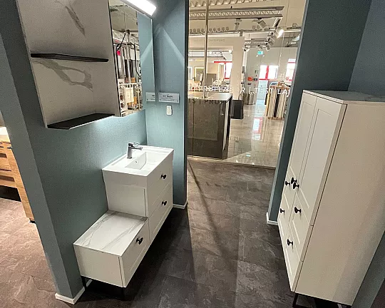 Exklusives Badezimmer mit Waschtisch und LED-Spiegel / Alibert - Landhausfront Nodic Lack weiß matt - Nordic Lack weiß