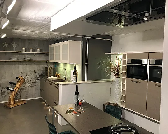 Moderne Küchenzeile mit Halbinsel und Silestone Arbeitsplatten - LUX/ NATURE