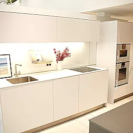 bulthaup Musterküche in Mattlack im Farbton Kaolin mit Gaggenau Geräten