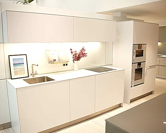 bulthaup Musterküche in Mattlack im Farbton Kaolin mit Gaggenau Geräten - b3