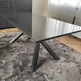 Schöner Esstisch mit Glas und Metall