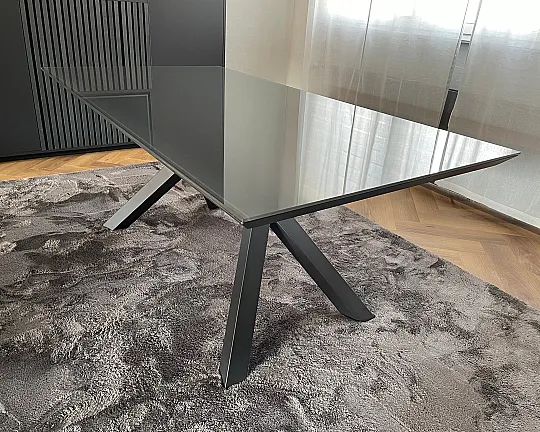 Schöner Esstisch mit Glas und Metall - S187