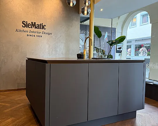 SieMatic Kücheninsel mit BORA Professional und Keramik-Arbeitsplatte - SLX