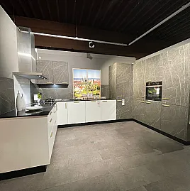 Hochwertige L-Küche mit Natursteinplatte und Details in Messing!