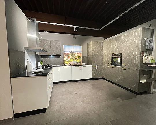 Hochwertige L-Küche mit Natursteinplatte und Details in Messing! - Targa
