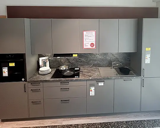 Schöne, elegante und schlichte Küchenzeile - Häcker Concept 130 SCALA N286 -Greige-