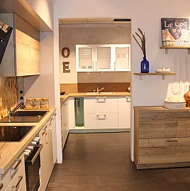 Helle Hochglanz-Küchenzeile mit Elementen in Holzoptik + freistehendem Auszug-Unterschrank sowie zwei Wandboards