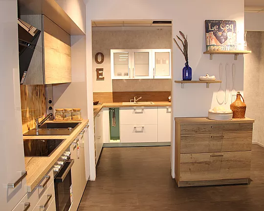 Helle Hochglanz-Küchenzeile mit Elementen in Holzoptik + freistehendem Auszug-Unterschrank sowie zwei Wandboards - UGL Uni Gloss