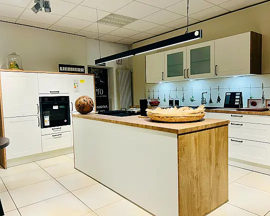 Eine stilvolle, hochwertige Küche mit viel Stauraum - Häcker Häcker Concept 130 ROMA N846 -weiß-