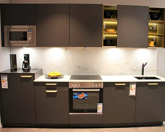 Einzelne Küchenzeile in modernem Lavaschwarz mit messingfarbenen Griffen & olivgelbem Regal als Farbtupfer - NOV Nova