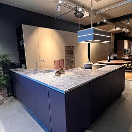 Bicolor Küche mit Linoleum- und Lackfronten! Ausstattung: Miele, V&B und berbel
