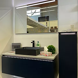 Modernes Bad mit LED Beleuchtung an Spiegel und Griffleiste
