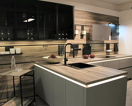 Große moderne elegante Küche mit zahlreichen praktischen Features - UMA Uni Matt