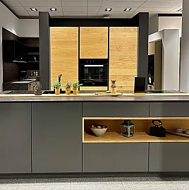 Perfektes Team: Hochschrankgruppe Holz, Insel Lack, Arbeitsplatten Keramik