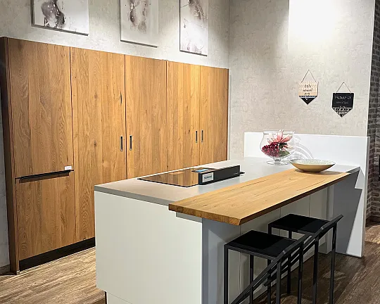 Hochwertige Nolte-Ausstellungsküche mit Insel & Kulissenschränken - GlasTec