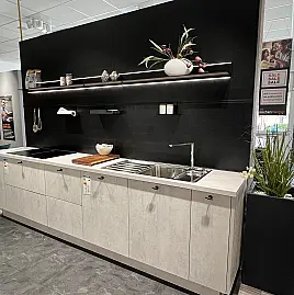 Kleine hübsche Küche in Spachtelbeton-Optik mit Metall-Knopf-Griffen sowie Backofen inkl.Mikro und Dampfbackofen, Wärmelade/H